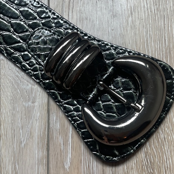 Elegant Women's Black and Brown Belt Set - Picture 14 of 16